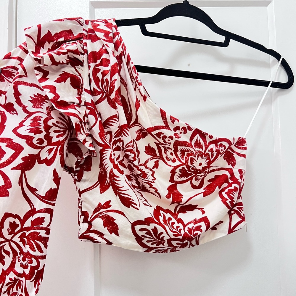 Printed poplin top.